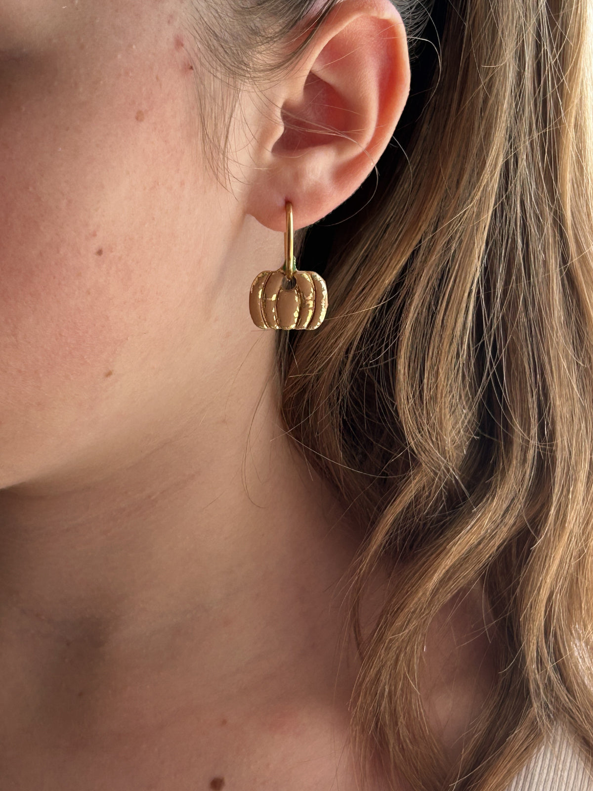 PAMPILLE DAPHNÉ MARRON CLAIR ÉCLAT D'OR